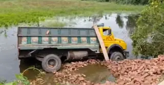 ব্রাহ্মণবাড়িয়ায় ইটবোঝাই ট্রাক খাদে পড়ে ২ শ্রমিক নিহত